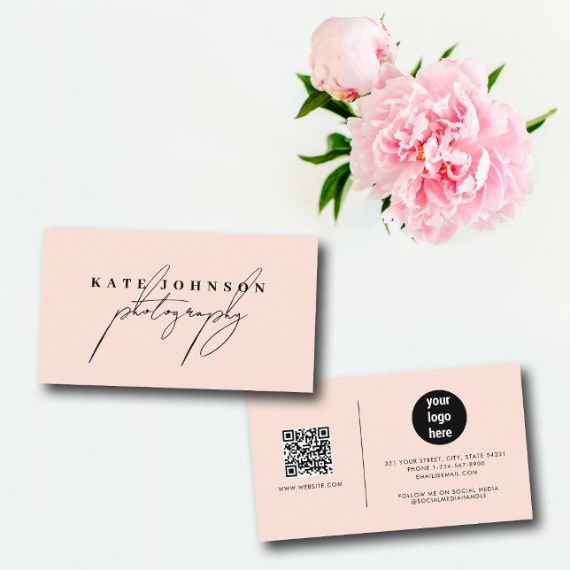 Cartão De Visita Script de assinatura rosa-claro Código QR Mídia so (Blush Pink Signature Script QR Code Social Media Business Card)