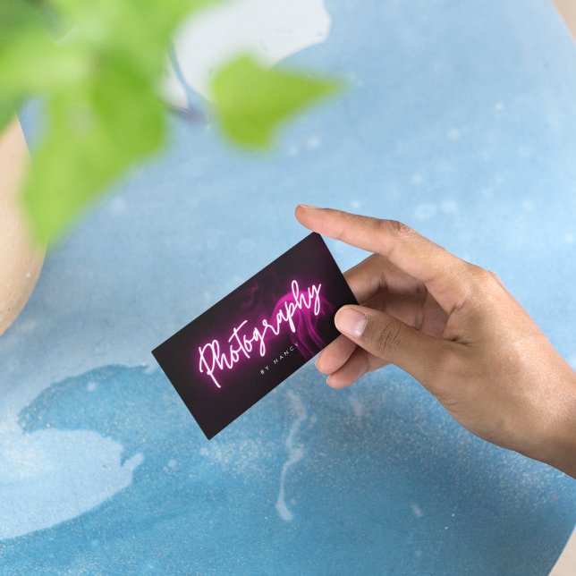 Cartão De Visita Script de Fotografia Neon e Smoke Rosa (Criador carregado)