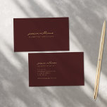 Cartão De Visita Script Dourado mínima da Borgonha<br><div class="desc">Burgundy profissional e cartão de visita de ouro com tipografia de escrita mínima e design simples.</div>