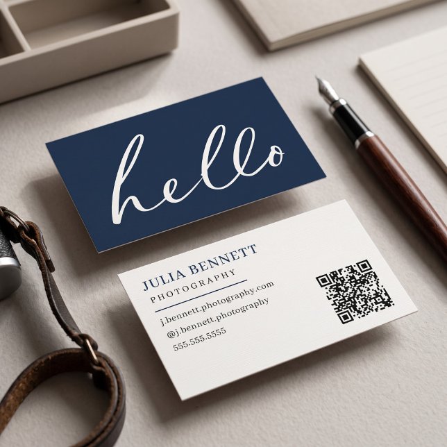 Cartão De Visita Script "Olá" Moderno (Simulated business cards on table)