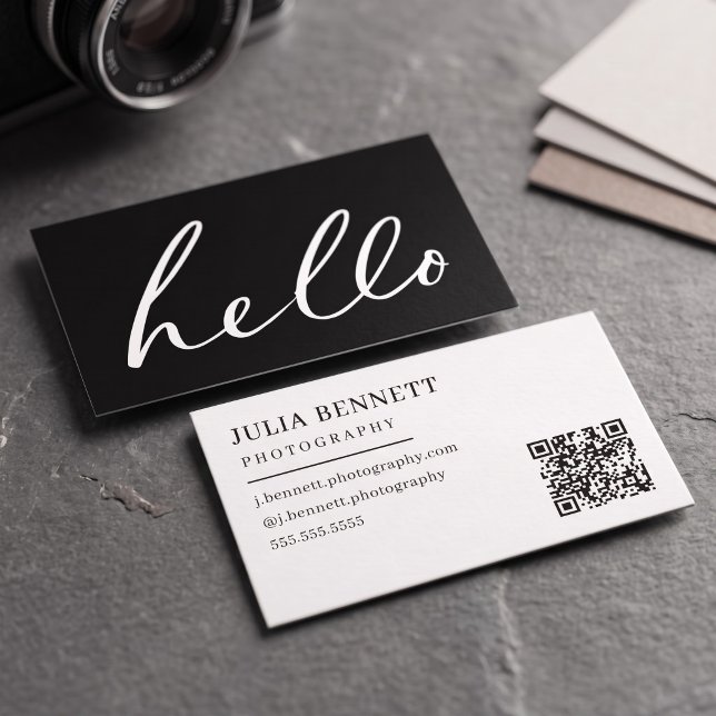 Cartão De Visita Script "Olá" Moderno (Simulated business cards on table)