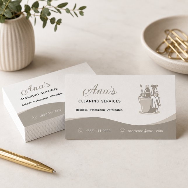 Cartão De Visita Serviços de Limpeza de Casa Bege (House Cleaning Services Beige Business Card)