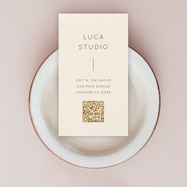 Cartão De Visita Simples e Limpo Código QR moderno Dourado e Creme (A luxurious cream and gold card design combining style and smart connectivity)