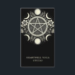 Cartão De Visita Sol Celeste Holístico Lua Negra<br><div class="desc">Este cartão de visita celeste apresenta um elegante sol,  lua,  átomo de estrela e florais adoráveis ao redor da borda do design. Creme dinâmico a preto. Um logotipo dinâmico estilo de temas holísticos ou celestes para empresas ou serviços holísticos ou celestes.</div>