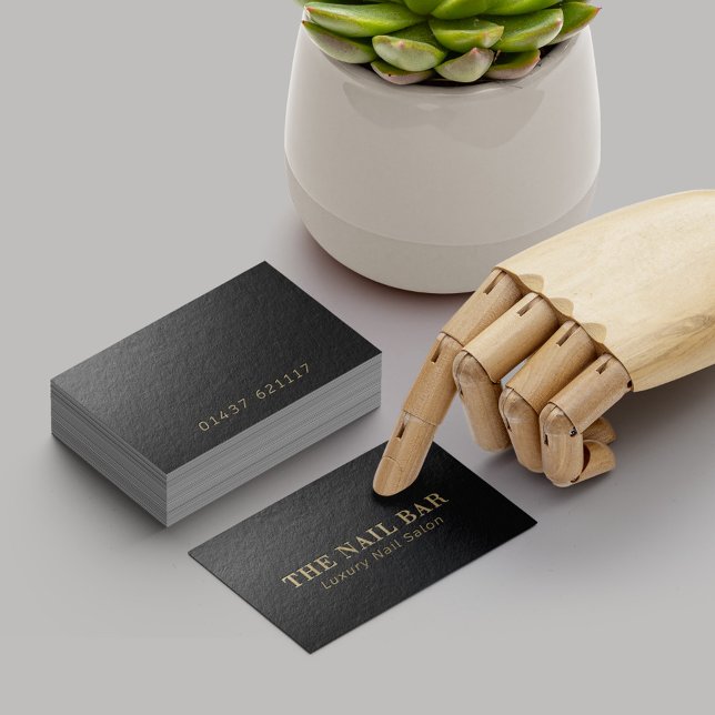 Cartão De Visita Texto Mínimo Preto e Dourado do Designer Moderno (Criador carregado)