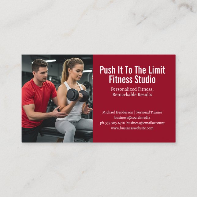 Cartão De Visita Treinador de Fitness Ajudando um Cliente (Frente)
