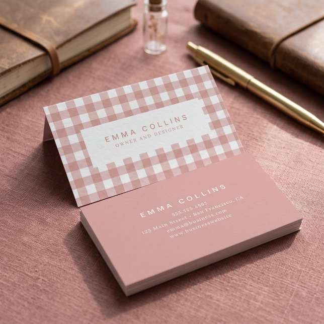 Cartão De Visita Xadrez Gingham Rosa Moderno (Simulated business cards on table)
