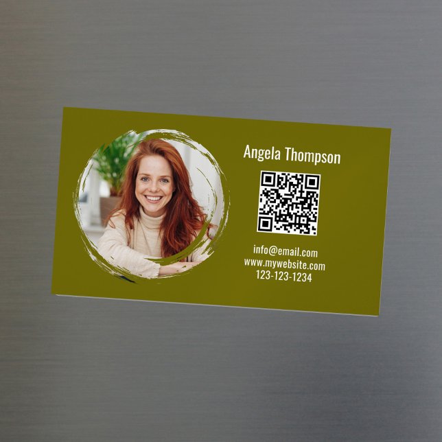 Cartão De Visitas Magnético Photo QR Code Green Modern Magnetic  (Green photo magnetic business card with scannable QR code.)