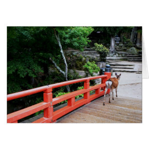 Cartão Deer atravessando uma ponte vermelha japonesa
