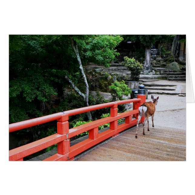 Cartão Deer atravessando uma ponte vermelha japonesa (Frente Horizontal)