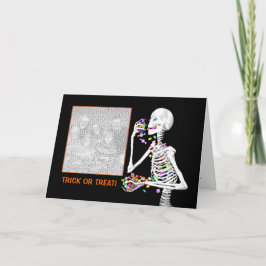 Cartão Deleites do esqueleto do Dia das Bruxas (quadro da