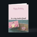 Cartão Desejos criativos do aniversário do amigo<br><div class="desc">Envie a alguém uma mensagem do feliz aniversario que caracteriza cartões de papel handmade com cupcakes bonitos e corações embellished neles. Excelente para aqueles que amam ao artesanato e ao álbum de recortes.  Personalize como desejado.</div>