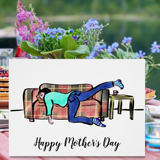Cartão Dia de as mães Engraçado Mãe Dormindo (Funny happy Mother’s Day holiday greetings card with mom asleep on the sofa illustration )