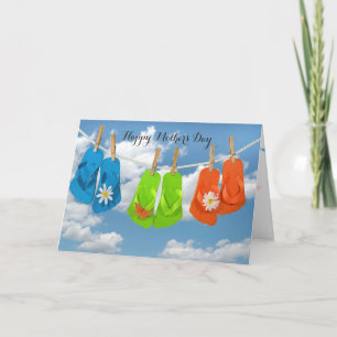 Cartão Dia de as mães-flip-flops pendurado numa linha de