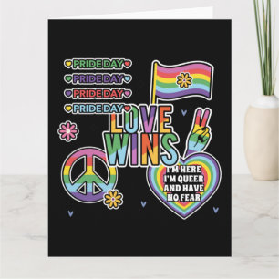 Cartão Dia do Orgulho. O amor vence. Eu sou queer e não t