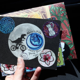 Cartão Dinossauro em bicicleta no céu com lua