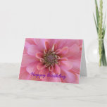 Cartão do aniversário, zinnia cor-de-rosa<br><div class="desc">Cartão floral bonito do aniversário com o zinnia cor-de-rosa alegre no cobrir.</div>