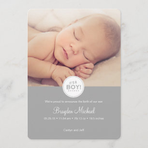 Cartão do anúncio do bebê no cinza - é um menino!