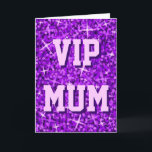 Cartão Do "cartão de cumprimentos roxo da MÃE VIP" do<br><div class="desc">Deixe a mãe conhecê-la é uma pessoa muito importante! O cartão de cumprimentos com um design impresso moderno que caracteriza estrelas dispersou sobre do "um fundo estilizado do teste padrão do olhar sequin" nas máscaras do roxo e do "da MÃE VIP" escritos no lilac. Pode ser usado como um fundo...</div>