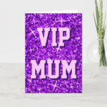 Cartão Do "cartão de cumprimentos roxo da MÃE VIP" do<br><div class="desc">Deixe a mãe conhecê-la é uma pessoa muito importante! O cartão de cumprimentos com um design impresso moderno que caracteriza estrelas dispersou sobre do "um fundo estilizado do teste padrão do olhar sequin" nas máscaras do roxo e do "da MÃE VIP" escritos no lilac. Pode ser usado como um fundo...</div>