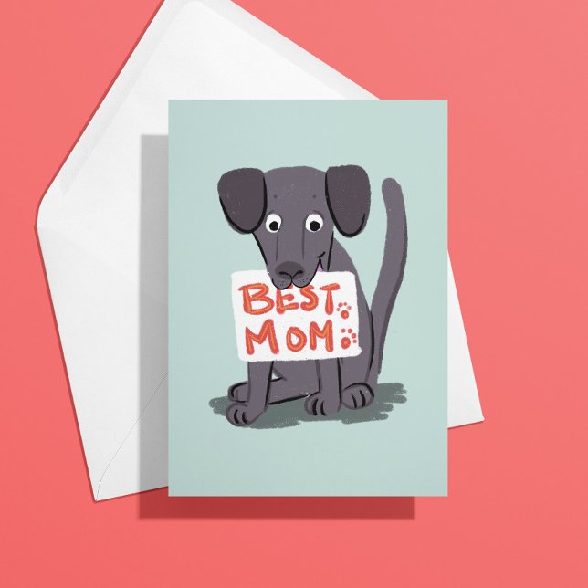 Cartão do Dia das Mães Mãe de Cachorro Cinza (A gray Labrador holds a sign that reads "best mom" for this dog mom's mothers day card)