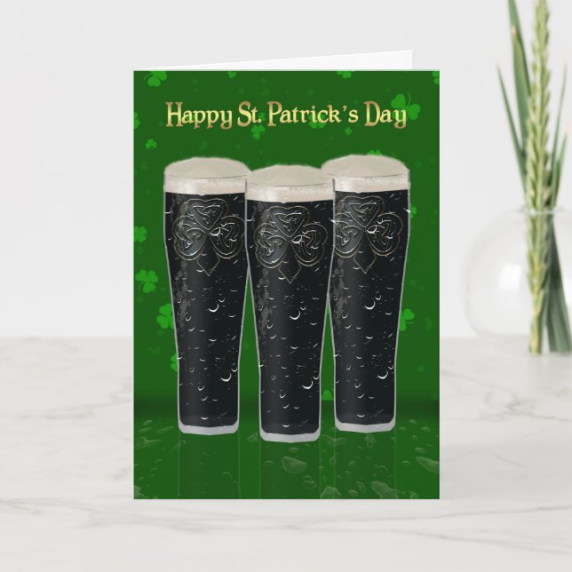 Cartão do dia de St Patrick com pintas da cerveja (Frente)