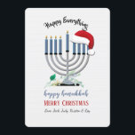 Cartão do feriado do chapéu de Menorah e de papai<br><div class="desc">Um cartão do feriado do Hanukkah-Natal que caracterize um menorah e o chapéu do papai noel. Aperfeiçoe para a multidão da "época natalícia". (Projetado por Rawpixel.com). (Projetado por Freepik). (Projetado por Freepik). O cartão é fácil de personalizar com seus fraseio, pia batismal e cor da pia batismalNão exatamente que você...</div>