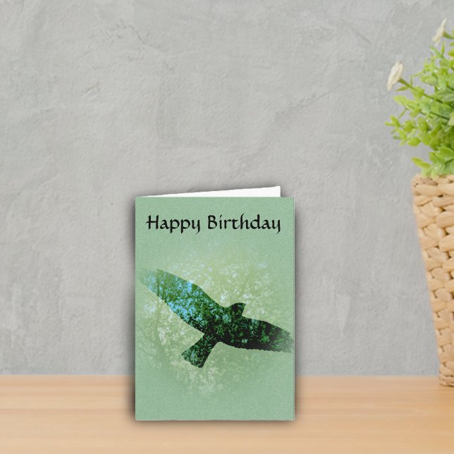 Cartão Do pássaro verde das árvores da natureza (Transparent black crow flying in tree tops on green Happy Birthday greeting card.)