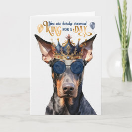 Cartão Doberman Dog King para um dia de aniversário engra