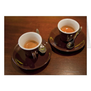 Cartão dois copos do café recentemente fabricado cerveja