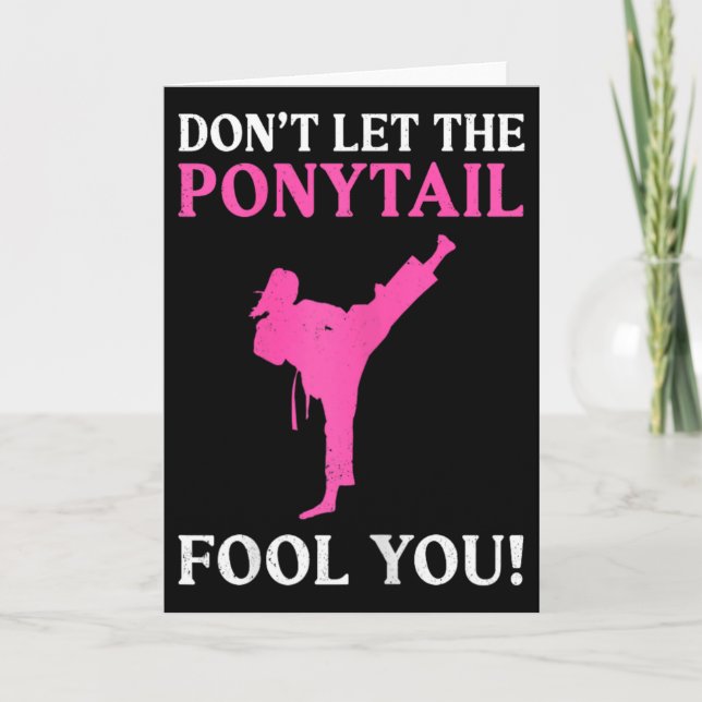 Cartão Don't Let The Ponytail Fool You Karate Fighter Mar (Frente)