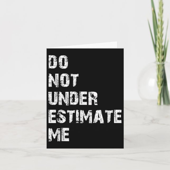 Cartão Don't Underestimate Me Funny Quote Gift  (Frente)
