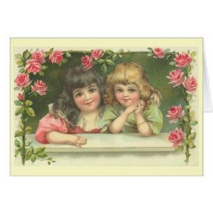 Cartão Duas meninas do Victorian em um jardim de rosas