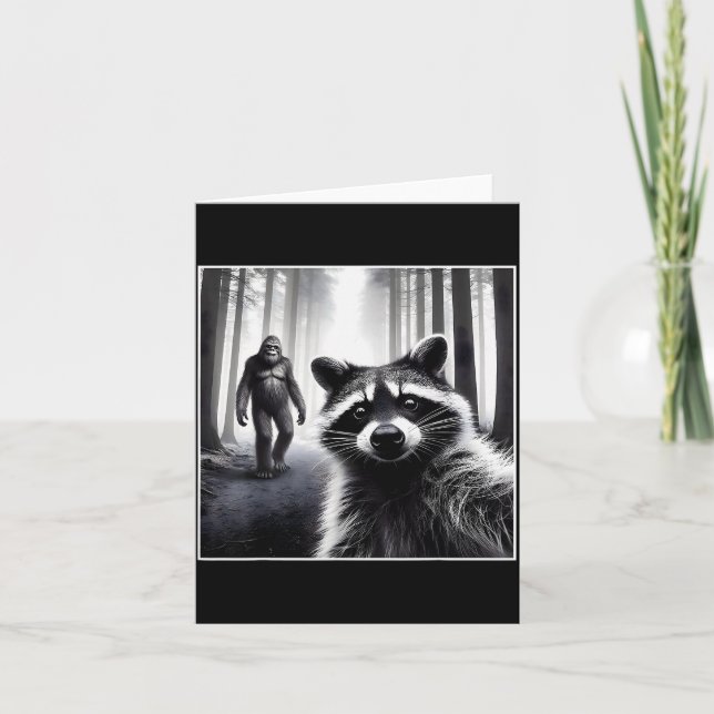 Cartão Ed Raccoon Selfie With Sasquatch Bigfoot Funny Rac (Frente)