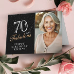 Cartão Elegante Black 70 e Fabulosa Foto de Aniversário d<br><div class="desc">70 e Fabuloso Cartão com fotos Negra 70 de Aniversário. 70 e um texto fabuloso no script de tendências com um nome em fundo preto. Personalize com sua foto, nome e idade. Adicione o dentro de texto à placa ou apague-a. É um cartão com fotos personalizado para o aniversário de...</div>