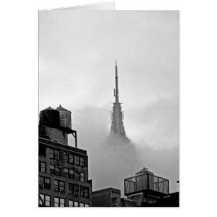 Cartão Empire State Building nas nuvens