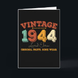 Cartão Engraçado, 81 anos, 1944 Vintage 81ruas, Presente<br><div class="desc">Celebre em estilo com este Adorável design de aniversário Engraçado. Perfeito para aniversários de todas as idades, do marco 21rua, 30, 40º, 50º e além. Projetado para se destacar, este design gráfico faz uma ideia ideal de presente de aniversário para homens e mulheres que amam roupas únicas, divertidas e personalizadas....</div>