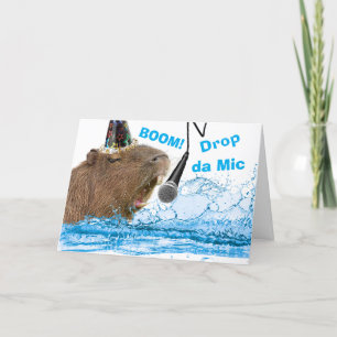 Cartão Engraçado Aniversário Capybara Cai o Microfone