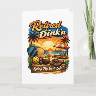 Cartão Engraçado Aposentado e Bebendo Pôr do Sol na Praia