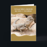 Cartão Engraçado Camouflaged Lizard em um aniversário de<br><div class="desc">Um lagarto do deserto bege,  vestindo um chapéu bege,  e misturando-se ao fundo. Tentando manter um perfil baixo no aniversário dele. Conhece pessoas assim? Cartão de aniversário engraçado para pessoas que se misturam,  mantêm perfis baixos ou como bege.</div>