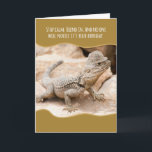 Cartão Engraçado Camouflaged Lizard em um aniversário de<br><div class="desc">Um lagarto do deserto bege,  vestindo um chapéu bege,  e misturando-se ao fundo. Tentando manter um perfil baixo no aniversário dele. Conhece pessoas assim? Cartão de aniversário engraçado para pessoas que se misturam,  mantêm perfis baixos ou como bege.</div>