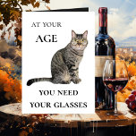 Cartão engraçado do aniversário dos vidros de<br><div class="desc">Um cartão de aniversário bonito e engraçado que caracteriza um gato com vidros nos vidros da parte dianteira e de vinho no interior.</div>