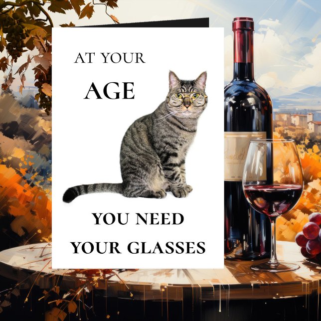 Cartão engraçado do aniversário dos vidros de (A cute and funny birthday card featuring a cat with glasses on the front and wine glasses inside)