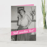 Cartão Engraçado Mulher dos anos 50 que Fuma o Aniversári<br><div class="desc">Uma imagem engraçada da vintage de 1950 de uma mulher (minha mãe) com um cigarro,  tentando parecer sexy. Fumar é o que todos faziam naquela época. A frente diz: "Ainda fumando quente!" Dentro do cartão diz,  "E você nem precisa de cigarros. Feliz aniversário!"</div>