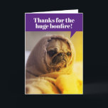 Cartão Enrolado Enrolado Em Bolo De Blanket Bonfire<br><div class="desc">Um cachorro frio embrulhado em um cobertor,  agradecendo ao aniversariante ou garota pela grande fogueira. O dentro diz,  "Agora sou bom e torrado,  então você e sopre as velas no seu bolo. Feliz aniversário!"</div>