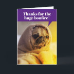 Cartão Enrolado Enrolado Em Bolo De Blanket Bonfire<br><div class="desc">Um cachorro frio embrulhado em um cobertor,  agradecendo ao aniversariante ou garota pela grande fogueira. O dentro diz,  "Agora sou bom e torrado,  então você e sopre as velas no seu bolo. Feliz aniversário!"</div>