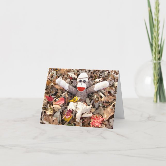 Cartão Ernie the Sock Monkey Pile of Leaves Note Card (Frente)