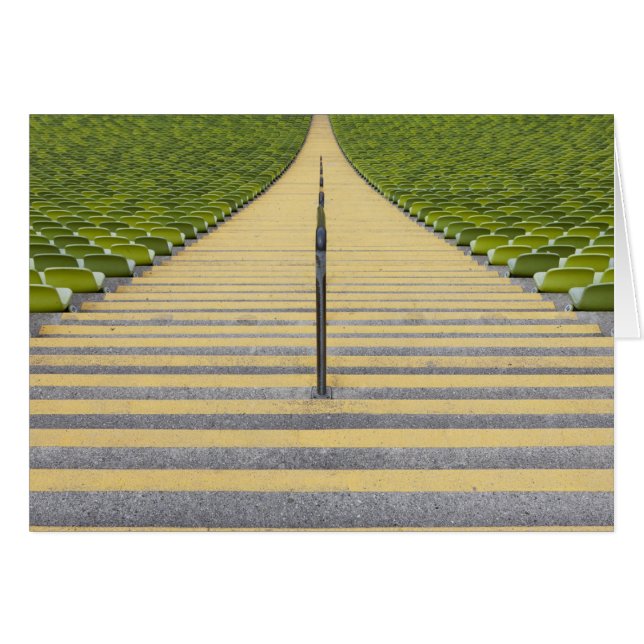 Cartão Escadaria do estádio entre fileiras de assentos (Frente Horizontal)