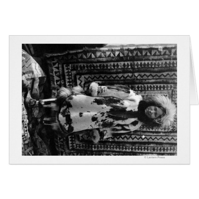 Cartão Eskimo Garota Vestindo Peles De Vestuário No Alasc (Frente Horizontal)