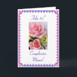 Cartão Espanhol: 85 anos/rosas do aniversário<br><div class="desc">Cumpleanos postais de Tarjeta para,  engodo foto de rosas: Anos celebrar de Flores para 85. Personalize o mensaje da SU! Imagem de flores cor-de-rosa e azuis no fundo branco. "85th aniversário feliz! Personalize sua mensagem!   Fotografia por Maria Santos (Lusinhas faz Sul)</div>